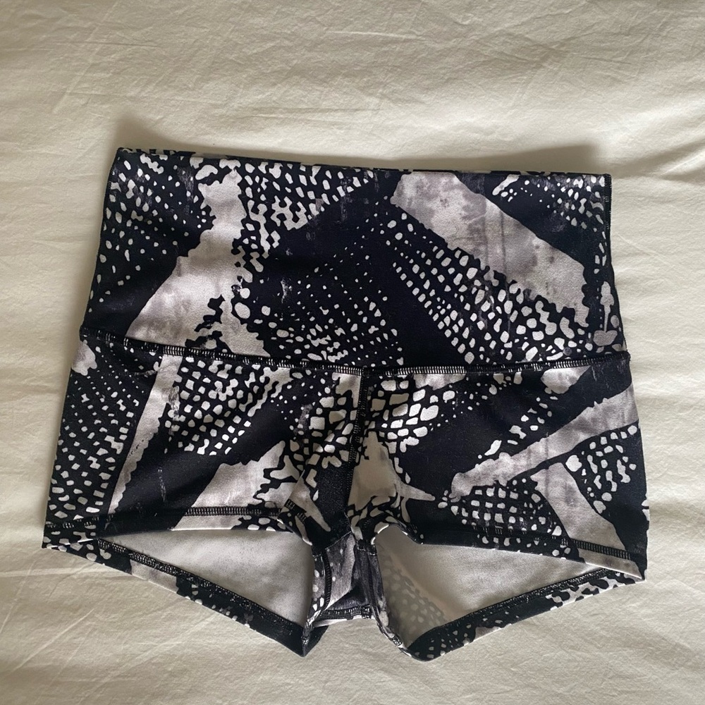 Lululemon yoga short size 6